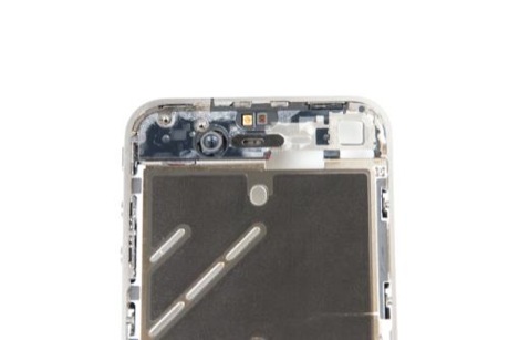 　iPhone 4のステンレス金属筐体の上部にあるのは、前面カメラと上部スピーカー。
