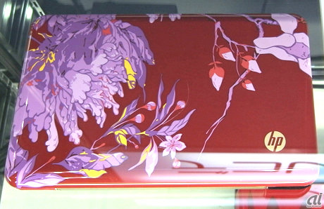 　千葉県の幕張メッセで10月10日まで開催する「CEATEC 2009」では、人気キャラクターをモチーフにしたPCや、デコレーションを施したPCを展示する「デコレーションPCコーナー」が設けられていた。

　日本ヒューレット・パッカードが2月に発売した「HP Mini 1000 Vivienne Tam Edition」は、ファッションブランド「Vivienne Tam（ヴィヴィアン・タム） 」とのコラボレーションにより作られたモバイルPCだ。赤い筐体に芍薬（しゃくやく）の花をあしらったデザインになっている。