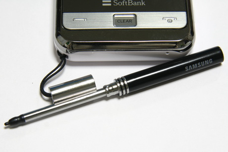 　本体に同梱されるタッチペン。使用していないときには、ストラップの先のアイテム内に格納する。