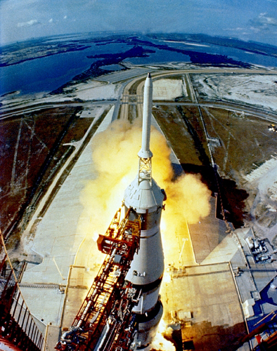 　この鮮烈な打ち上げ時の写真は、移動式発射台の頂上に取り付けられたカメラで撮影された。