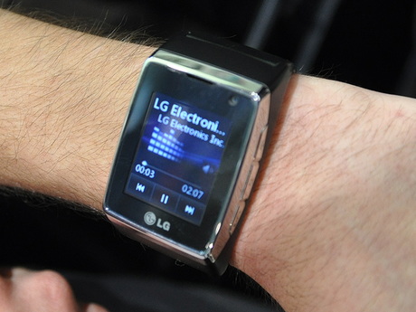 LG GD910

　LGの腕時計携帯。ショーケースから出した実機の動作デモを行っていた。タッチパネル操作によるメニューの動きは比較的スムースで今でも発売できそう。電池の持ちが課題と言えそうだ。HSDPA対応。HSDPA対応。