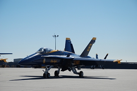 　Blue Angelsの航空機が、San Francisco Fleet Week航空ショーに向けて出発する前に、整備施設の端にとまっている。