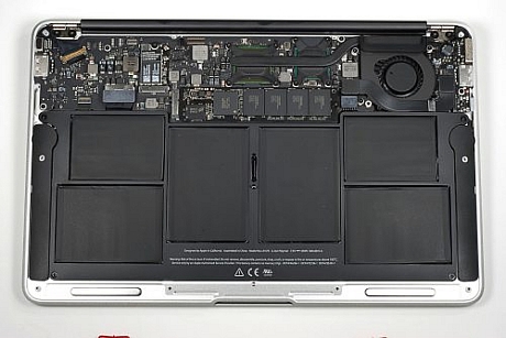 　底面パネルを取り外すと、新型MacBook Air内部のハードウェアが姿を現した。大型のバッテリアセンブリが、ケース内部のスペースの大半を占めている。バッテリの上にあるのはメインロジックボード、冷却ファン、ワイヤレスカード、フラッシュストレージユニットだ。