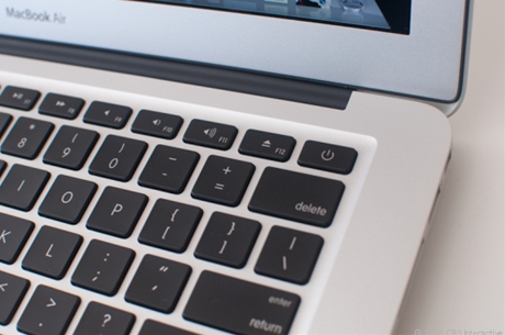 　新しいMacBook Airにはフルサイズキーボードが搭載されている。