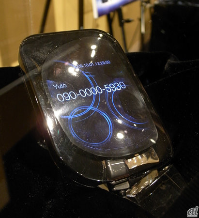 　LG Electronics Japanは10月30日、一般から携帯電話のデザインを募集する「LG Mobile Design Competition 2009」の優秀作品を発表した。

　グランプリを獲得したのは「breathing article」。着信などがあると、端末が徐々に変化して表示が変わる点が特徴だ。たとえば着信があると画面上に波紋が広がり、その様子で着信の長さなどがわかるという。