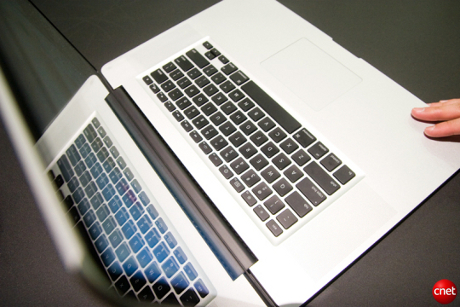 　新しい17インチのMacBook Proには、MacBookの最新製品ラインと同様、ガラス製トラックパッドを搭載し、同様のジェスチャー機能に対応している。