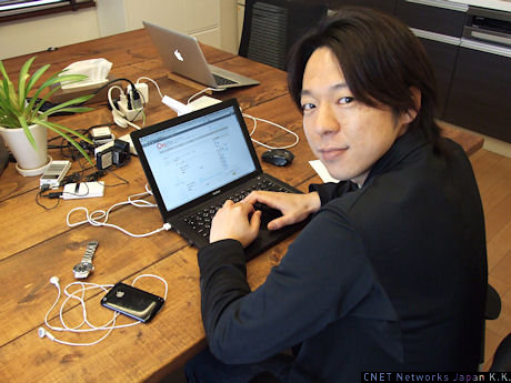 　秋田氏の対面に座るプロデューサーの高橋太志氏。先日リリースした「オンライフ モバイル」を担当している。