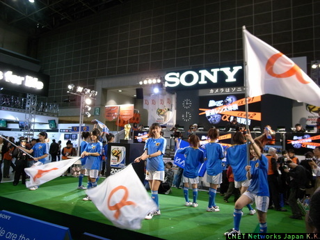 　ソニーブースでは、ソニーグループがオフィシャルパートナーを務める「2010年FIFA ワールドカップ」のプロモーションと連動。