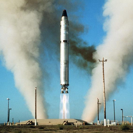 　Atlas Dに続いて、米国初の地下サイロに設置されるICBM「HGM-25A Titan I」が登場した。このミサイルの運用期間は短く、配備されたのは1962年から1965年までだ。この写真は、Titan Iより新しく大型の「LGM-25C Titan II」が1975年に発射される様子だ。Titan IIは、1963年から1987年まで、四半世紀にわたって実戦配備された。

　Titan IIは全高108フィート（約33m）、燃料搭載時の重量33万ポンド（約15万kg）で、メガトン級の核弾頭1個を運搬できた。射程距離は9000マイル（約1万4000km）、最高速度は時速1万5000マイル（約2万4000km）だった。Titan IIは、弾頭を積まない場合、ジェミニ計画の宇宙飛行士を宇宙に運んだ。