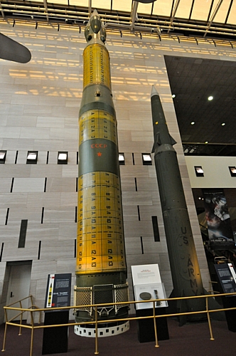 　これら2つのミサイル（ソ連の「SS-20」（左）と米国の「Pershing-II」）は、米国とソビエト連邦が1987年に調印した中距離核戦力（INF）全廃条約の下で禁止された2600基以上の核ミサイルの2つである。

　1983年、米国によって旧西ドイツへの配備が開始されたPershing-IIは、ソ連西部の標的に向けられていた。1基の熱核弾頭を搭載することが可能で、最大爆発力は50ktだった。INFによって、Pershing-IIは全廃となった。このミサイルは訓練用のPershing-IIだった。

　SS-20はソビエト連邦の移動式中距離弾道ミサイルの1つだった。最大3基の熱核弾頭を搭載可能で、最大爆発力は250ktだった。ソビエト連邦内の48カ所の基地に配備され、西欧とアジアを射程圏内に収めていた。INFの要件によって、SS-20もPershing-IIと同様に廃止された。これも訓練用のSS-20だ。
