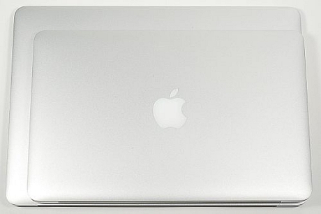　2010年の11インチMacBook Airと13インチMacBook Air。