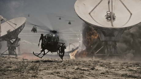 　戦闘シーンで着地するヘリコプター。