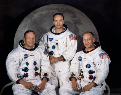　飛行指揮官のNeil Armstrong氏（左）と、月着陸船の操縦士Edwin "Buzz" Aldrin氏（右）。「Apollo」の月着陸船は、米国時間1969年7月20日、月に着陸した。Michael Collins氏（中央）は、Armstrong氏とAldrin氏が月面上にいた21時間のあいだ、月の軌道を周回していた司令船を操縦していた。