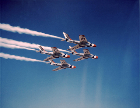 　その約1年半後、Thunderbirdsは後退翼の「F-84F Thunderstreak」に切り替えた。さらにその1年半後、同機に代わってSuper Sabreが採用された。