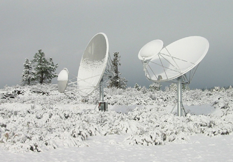 　ATAは、カリフォルニア州北部にあるカスケード山脈の標高約5000フィート（約1524m）の所に設置されているため、冬には雪が降る。この写真は雪景色のアンテナ。現在では、主反射板とその前にある副反射板の間にある感度の高い受信機を保護するために、アンテナにはカバーが付いている。