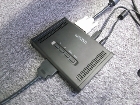 　専用のコンバータボックス。Cintiq 12WXに接続するケーブルやコネクタなどを最小限にするため、端子はコンバータに搭載。コンバータボックスと本体はMDRコネクタでつなぐ。