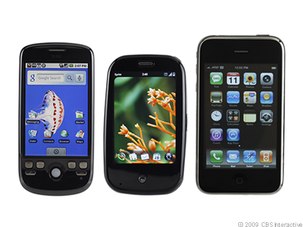 　Palm Pre（中央）、「Android」ベースの「Google Ion」（左）、Appleの「iPhone 3G」（右）で大きさを比較。