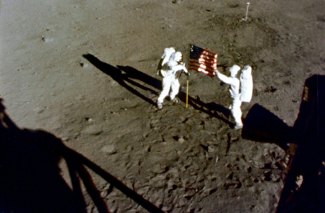 　この写真には両方の宇宙飛行士が写っている。左がArmstrong氏で、この写真は、月着陸船に取り付けられた16mmデータ収集カメラで撮られたものだ。