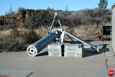 　ハットクリーク電波天文台の敷地内に置かれたアンテナ建設用部材。