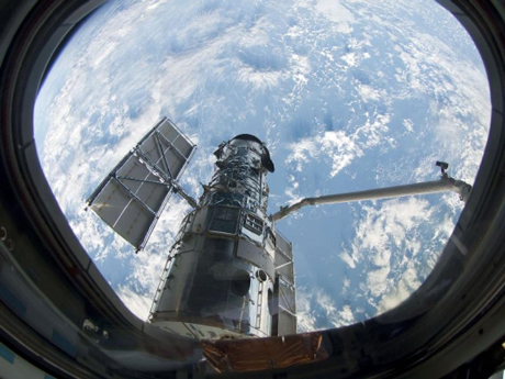 　リモートマニピュレータシステムによる確保後、Atlantis内から撮影されたHubble宇宙望遠鏡。