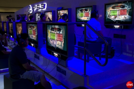 　ソニーブースでは来場者がZipper InteractiveのPS3ゲーム「MAG」を試遊していた。リモートプレーも含めて合計256人同時プレーが可能になっている。