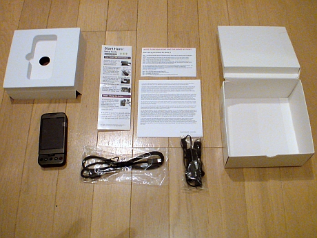 付属品は、セットアップガイド（真中左）、もう1つのセットアップガイド（真中右上）、保証書（真中右下）、USBケーブル（下左）、イヤホン（下右）である。日本の携帯電話とは違い、CD-ROMや厚いマニュアル類は同梱されていない。