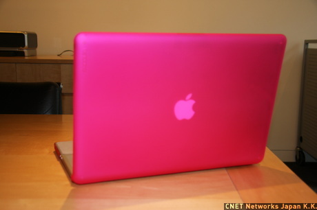 　MacBookを保護するためのスタイリッシュなハードケース「Incase Hardshell Case Alum13-in Magenta」。微妙に透けてアップルロゴが見えるのも楽しい。カラーはピンクのほかブラックもある。価格は4980円。
