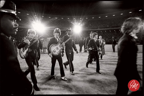 　1966年8月29日、最後の公演のためにサンフランシスコのキャンドルスティックパークのステージへ向かうThe Beatles。