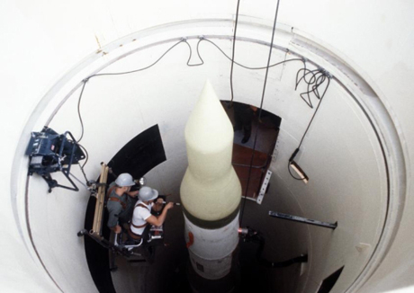 　Minuteman IIIは1978年に製造中止となったが、米空軍のミサイルに関するファクトシートには、老朽化防止に関して次のように書かれており、安心を与えている。「21世紀に入ってからかなりたっても、残存しているミサイルの安全性、確実性、信頼性を保つため、大規模な寿命延長プログラムを実施している」。このプログラムには、発射施設の修理、ロケットエンジンの再製造、通信機器の最新化などが含まれている。

　Minuteman IIIは全高約60フィート（約18m）、重量7万9000ポンド（約3万6000kg）。固形燃料を使用し、射程距離は6000マイル（約9700km）以上、最高速度は時速1万5000マイル（約2万4000km）、すなわちマッハ23だ。この写真は1980年1月、ホワイトマン空軍基地のMinuteman IIIについて、クルーが電気系統をチェックしているところ。