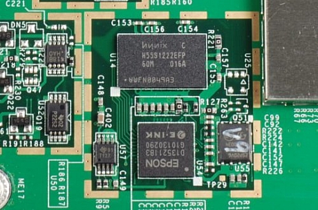 　Hynix Semiconductor製「H55S1222EFP-60M」128Mビット（4Mビット×32）モバイルSDRAM。

　セイコーエプソン製電子ペーパーコントローラ「D135211B3」。