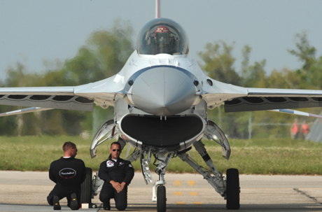 　Thunderbirdsのチーフクルー2人が、発進準備を終えて休憩しているところ。下士官であるこの2人は、通例では3年から4年、この飛行隊に勤務することになる。一方、将校の任期は2年間だ。