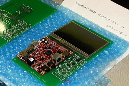 　ビート・クラフトが制作した、有機ELディスプレイ搭載タッチパネル式開発用デバイスの試作品。基盤はBeagleBoardを採用した。