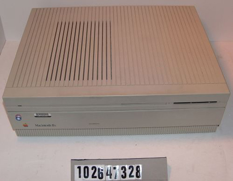 　1987年に発売の「Macintosh II」シリーズでは、モニタ一体型のオールインワンデザインに代わって、デスクトップ型のデザインが採用された。ここに掲載したのは「Macintosh IIx」モデルで、1988年に発売され、1MバイトのRAM搭載で7800ドルだった。