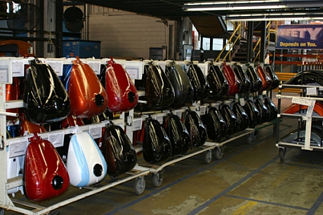 　2011年モデルのツーリングバイクに搭載される塗装済みガソリンタンクが並ぶ大型ラック。