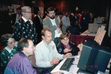 　1991年、テキサス州サンアントニオのハイパーテキストカンファレンスにてWorld Wide Webを代表者たちにデモンストレーションするBerners-Lee氏。
