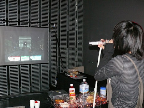　吹き矢型のデバイスから「口臭」を飛ばしてモンスターを倒すゲーム「Back to the mouth」は金沢工大学園小坂研究室の作品。