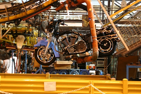　ペンシルベニア州ヨーク--米国内の最も興味深い観光地のいくつかを車で旅行する予定があり、Harley-Davidsonバイクの生産工程を見学する機会があるのなら、そのチャンスを逃さない方がいい。

　米CNETのDaniel Terdiman記者が、ペンシルバニア州の南部中央にあるこの町を訪れたのはそのためである。当地のHarley工場における生産施設のプライベートツアーが目的だ。

　問題だったのは、Terdiman記者が提案した今回の訪問の時期が、Harleyの全米ディーラーに新しい2011年モデルが披露される数週間前だったということだ。したがって、今回のツアーを組む（そして、新しい2011年モデルのバイクの生産工程を写真撮影できる）唯一の方法は、Harley-Davidsonが写真撮影を担当するという条件に同意することだった。

　そのため、ここで紹介する写真は、Terdiman記者のディレクションでHarleyのカメラマンが撮影したものだ。これらの写真は、7月下旬にディーラーが新型バイクを初めて目にするまで、公開されなかった。

　その後、Terdiman記者はようやく2011年モデルのツーリングバイクおよび3輪バイクの生産工程を紹介できるようになった。

　しかし、この写真では、警察モデルのツーリングバイクが生産ラインを流れている。