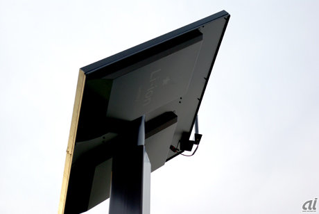 　リチウムイオンソーラー街路灯には、背面に薄型のリチウムイオン電池を装備する。