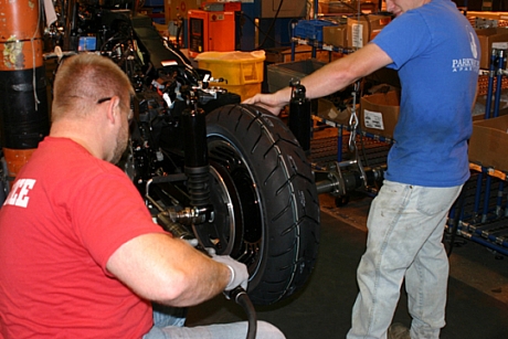 　2011年モデルのHarley-Davidsonツーリングバイクに後輪を装着。