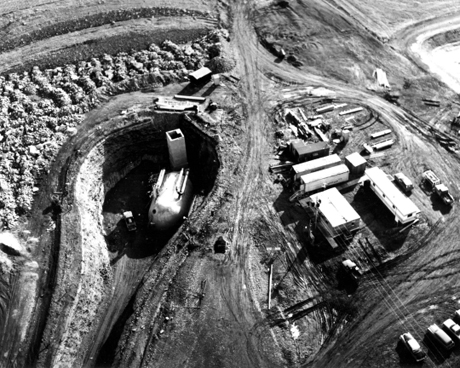 　この撮影日不明の写真は、モンタナ州マルムストローム空軍基地に建設中のMinuteman発射施設。1961年から1966年まで、冷戦が非常に緊迫していた時期、米陸軍工兵隊は1000カ所のサイロの建設を監督しており、作業は休日なしで24時間通して続くことも多かった。