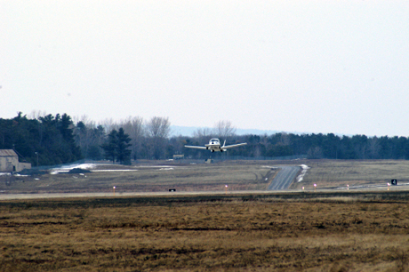 　Transitionがニューヨーク州北部の空港から離陸するところ。Transitionは米国時間3月5日、プラッツバーグ国際空港の17番滑走路から飛び立った。同機はライトスポーツエアクラフト（LSA）に分類されるため、操縦にはスポーツパイロットライセンスが必要となる。今回、2シーターの同機を操縦したのは、米空軍予備役軍団（USAFR）のPhil Meteer大佐（退役予備役）である。