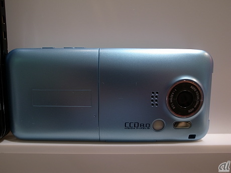 　3.4インチのフルワイドVGA液晶とCCD800万画素カメラ、多彩なカメラモードを搭載している。