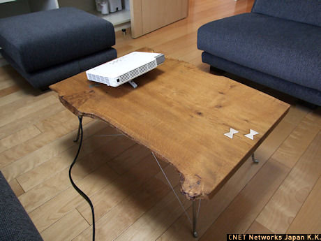 会議スペースのテーブルも、ワークスペースのテーブルを作った家具職人の手によるもの。