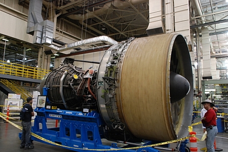 　このBoeing 777用エンジンは、民生用ジェットエンジンとしては最大級だ。Boeing 777旅客機はPW4090を2基使用している。