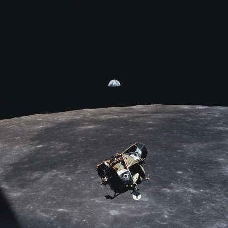 　この写真は、7月21日、月面を離れた月着陸船Eagleが、Columbiaとドッキングしようと近づいているところ。
