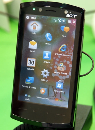 　地元台湾ベンダーからはWindows Mobile搭載スマートフォンがいくつか出展された。最も力の入っていたのはAcerで、2009年後半に発売する予定の3機種が手にとって試用できる状態で展示されていた。これはWVGA（800×480）ディスプレイを搭載するハイエンド機「F1」（開発コードネーム）。