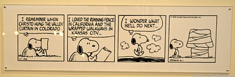　この漫画では、Schulz氏と芸術家Christo氏のコラボが見られる。Christo氏は、橋やビルをラッピングすることで知られている。