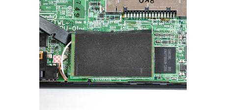 　Wi-Fiボードは1本の大きなコネクタでしかるべき場所に取り付けられている。Spudgerをすばやく押し込んでねじれば、メインボードから取り外せる。