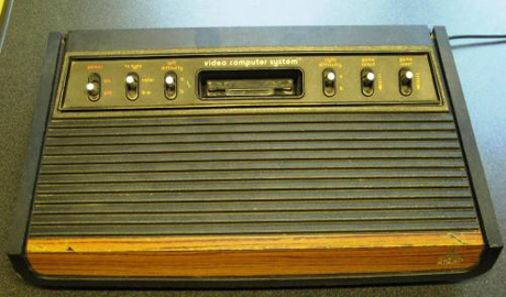 　「Atari 2600 Video Computer System」は、はるか昔1977年10月に発売された懐かしいビデオゲームコンソールの1つだ。Atari 2600は当時、エンターテインメントテクノロジにおける画期的な製品であり、やがて莫大な金額が動く業界となったものを予兆していた。CNET News.comの姉妹サイトTechRepublicによるこの分解フォトレポートでは、Atari 2600を動作させていたものを紹介する。