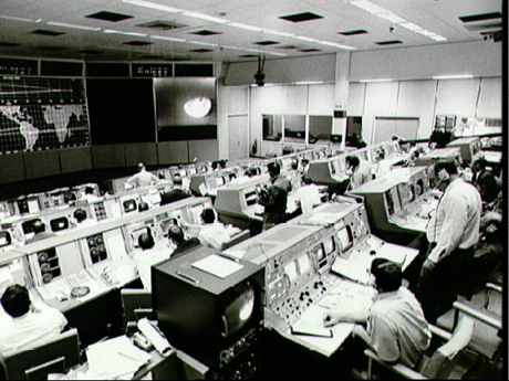 　他の宇宙飛行と同様に、NASAは管制室からApollo 8号を監視した。